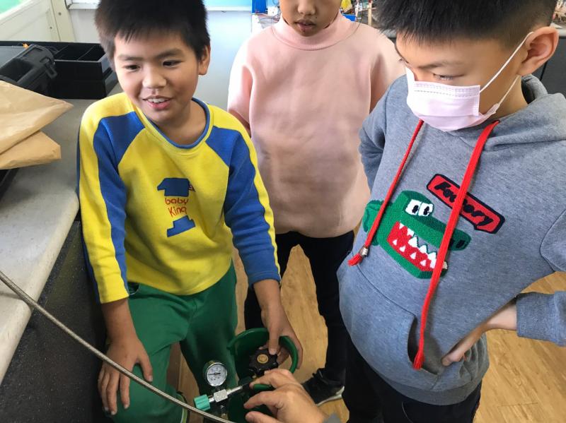 試著轉動微開關