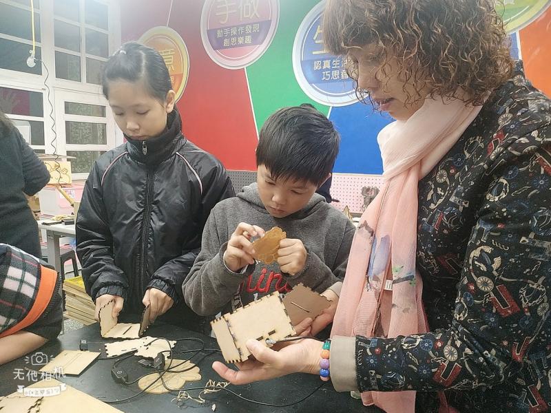親子分工合作，有人組裝、有人拆膜