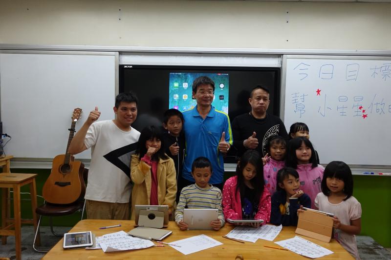 校長與家長會長也到學校關心上課