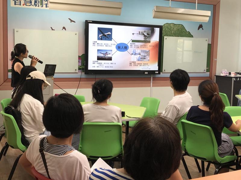 透過講師教學，學習資訊軟體操作