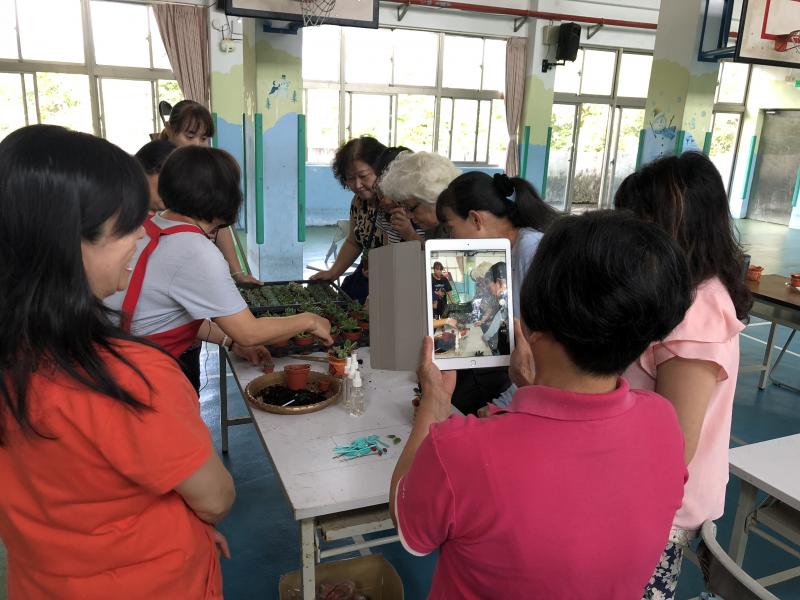 學員拿著資訊站ipad，以自己的角度，紀錄教學活動。