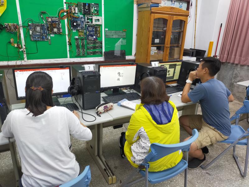 學員聚精會神的創作中。