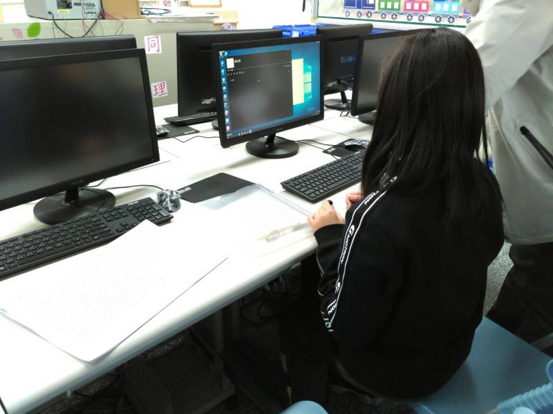 學生利用電腦學習閩南語朗讀02