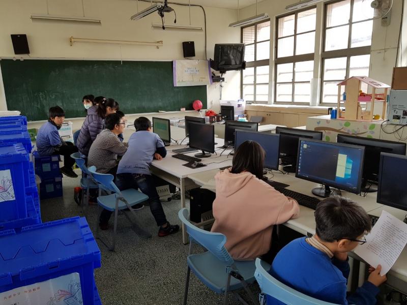 01教師先帶學生入門使用線上學習平台。