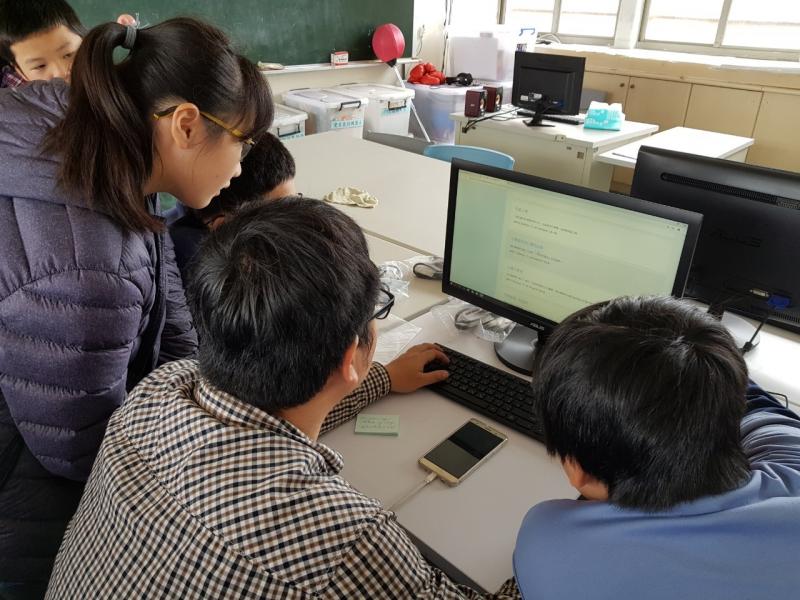 02教師先帶學生入門使用線上學習平台。