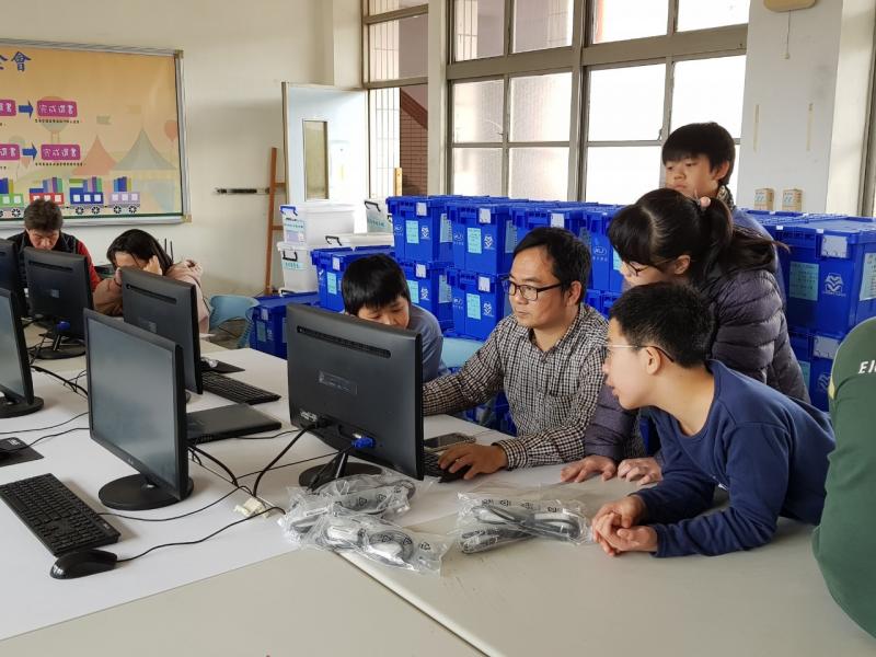 03教師先帶學生入門使用線上學習平台。