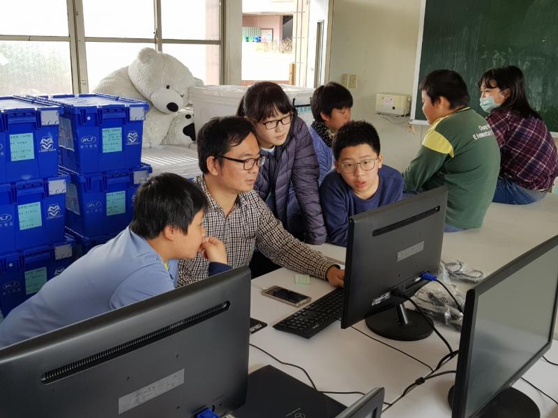 04教師先帶學生入門使用線上學習平台。