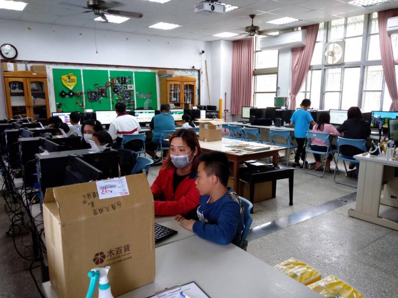 家長和孩子一起學習成長，感情更親密。