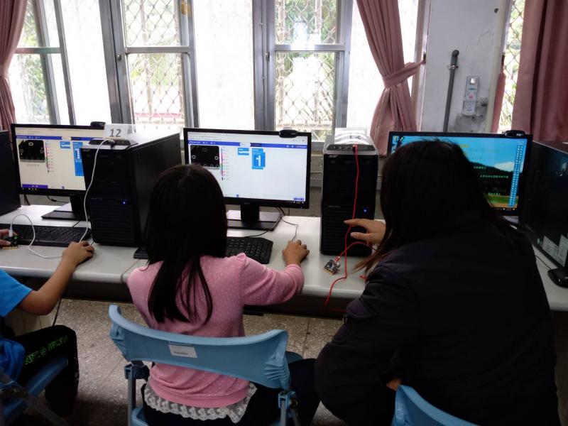 家長和孩子一起討論、解決問題，完成學習任務。