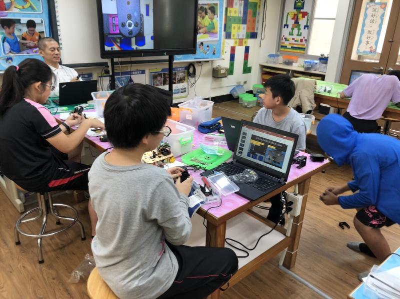 發揮創課的精神，透過課程實作，科技與程式的運用，學生覺得新奇又好玩。
