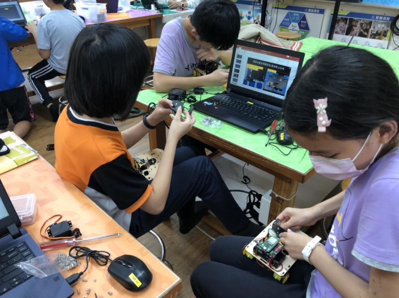 發揮創課的精神，透過課程實作，科技與程式的運用，學生覺得新奇又好玩。