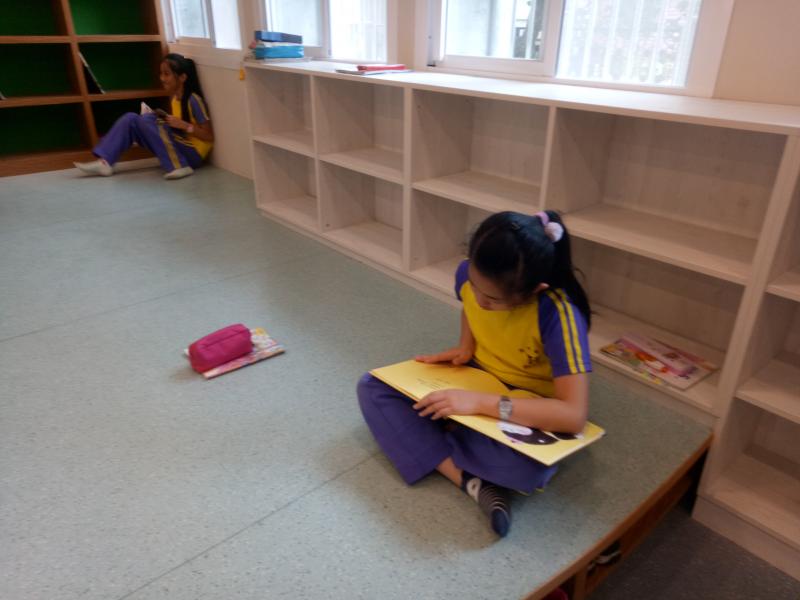 孩子靜靜地坐在地上，看著書，咀嚼著書中的意境，這一刻，他一定有很多感觸