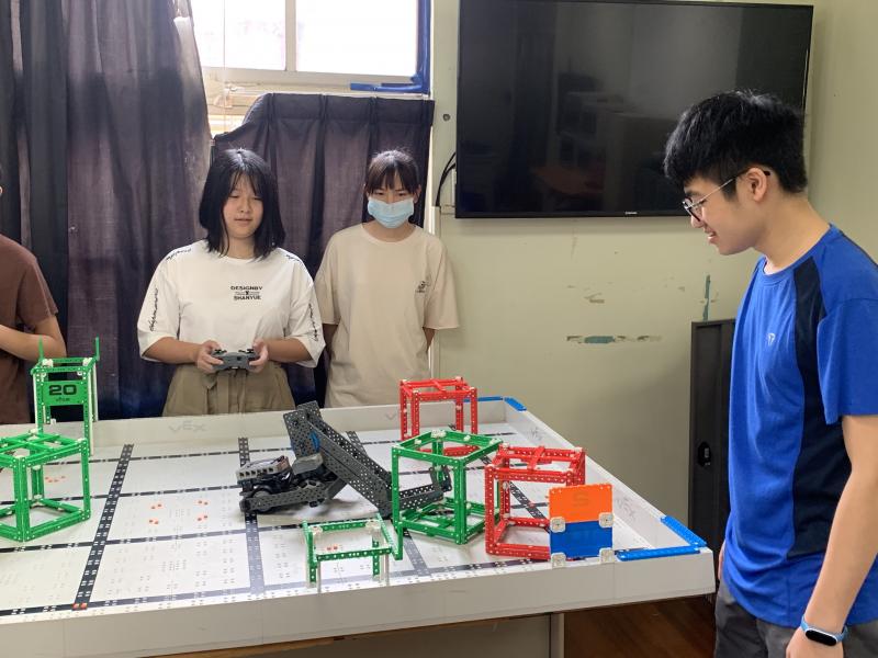 跨校機器人團隊操作