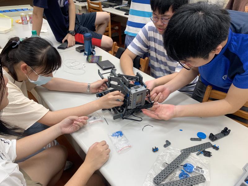 機器人合作拼裝與修改