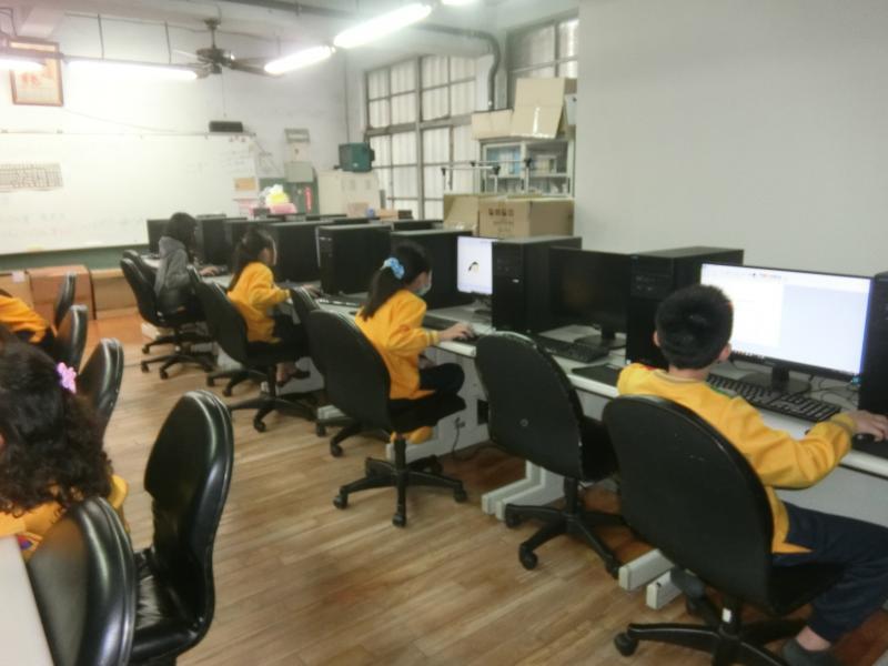 使用電腦教室，辦理資訊比賽。