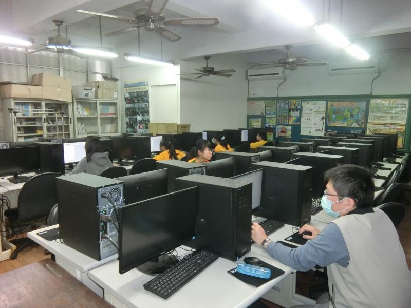 使用電腦教室，辦理資訊比賽。