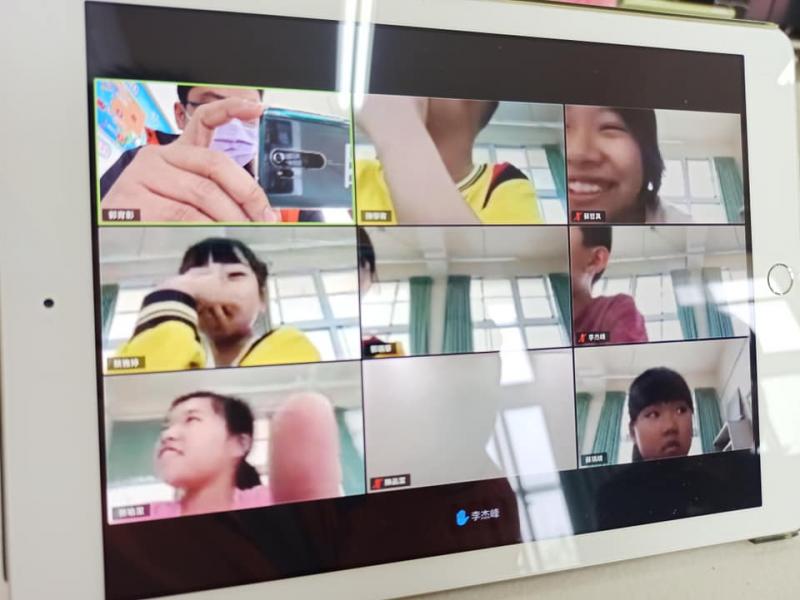 體驗視訊會議，雖然都是在同一間教室裡