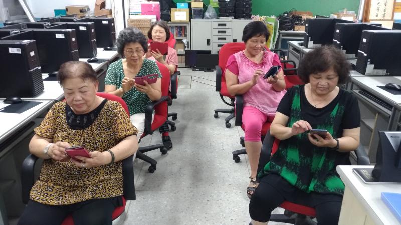 大家都很認真學習。