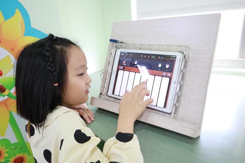 學生專注學習樂器
