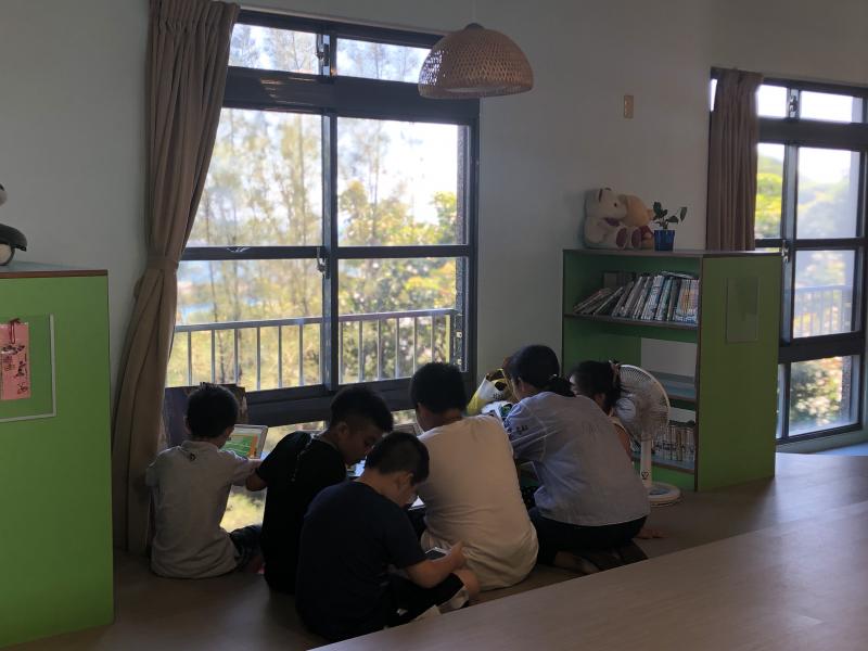 小朋友使用平板觀看繪本花園網的書