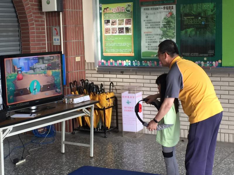 爸爸帶著小孩一起體驗科技運動