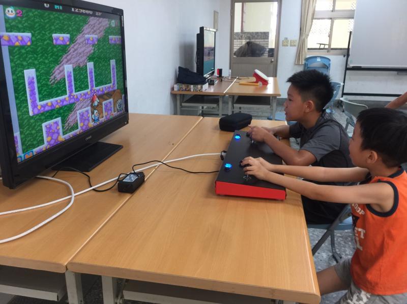 兩個小孩對60、70年次的遊戲愛不釋手
