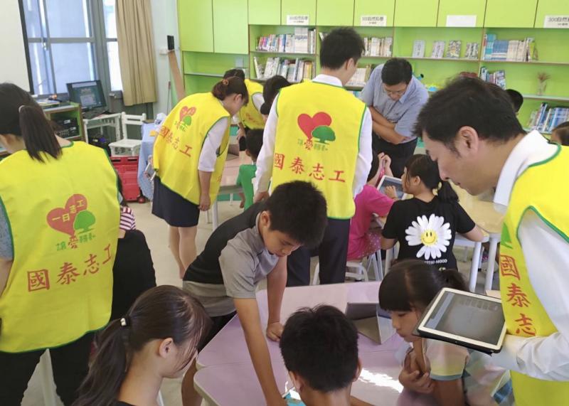 小朋友認真用平板學習中