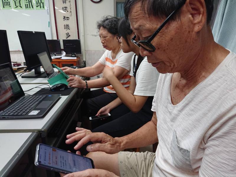 臨時人力指導長輩使用平板掛號、買車票