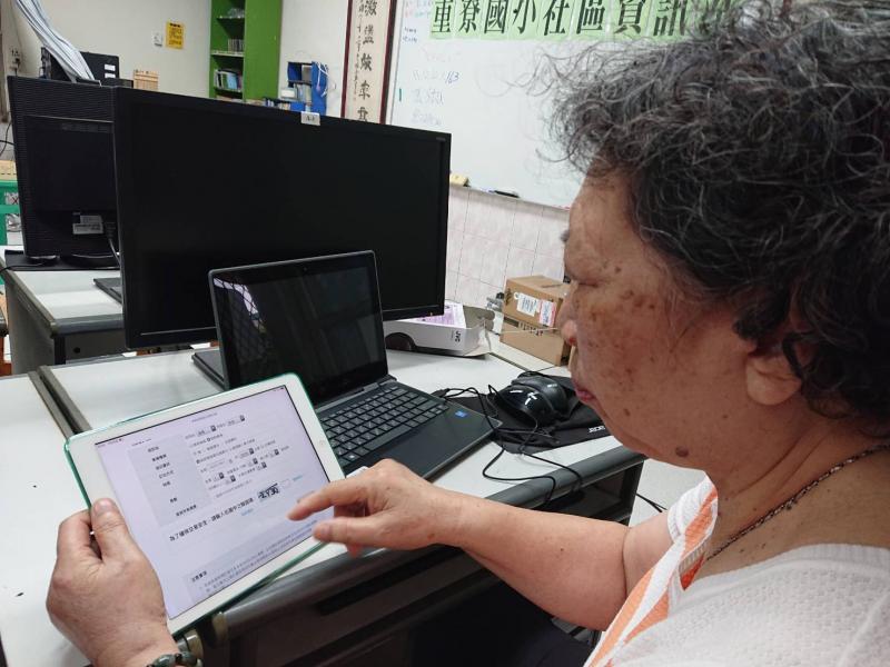 林翁耐女士使用平板的情形