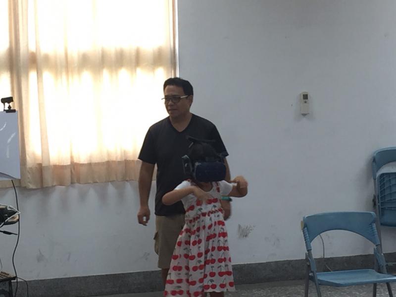 有爸爸的陪伴，孩子也很放心地在VR裡闖盪