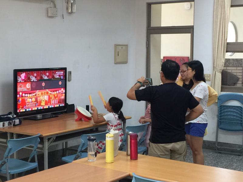 孩子在活動，家長也在排隊等體驗喔！