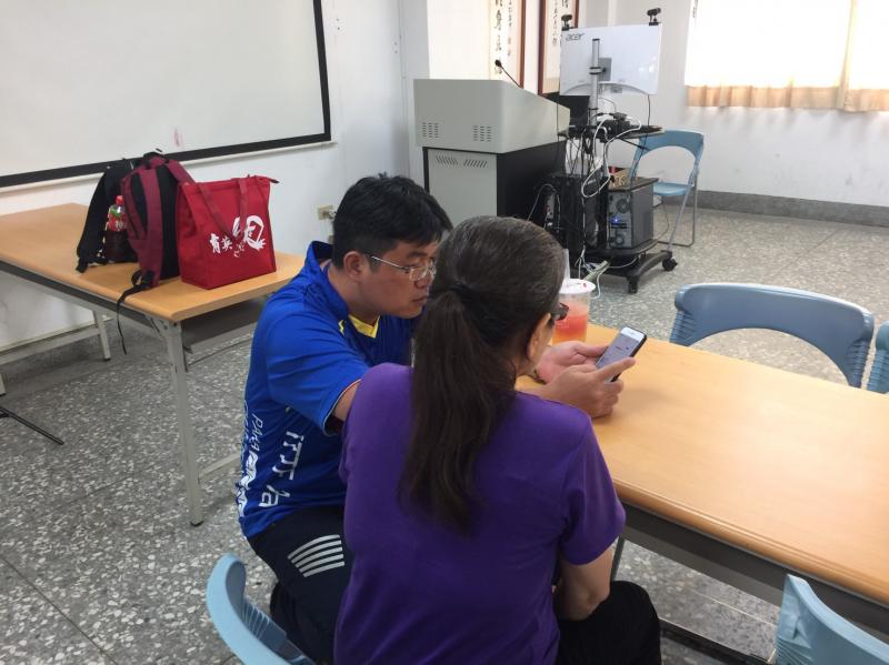 跟阿嬤一起研究資訊設備的應用，很有趣，也很有成就感