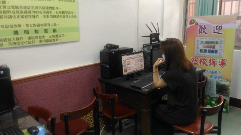 何小姐使用資訊站設備