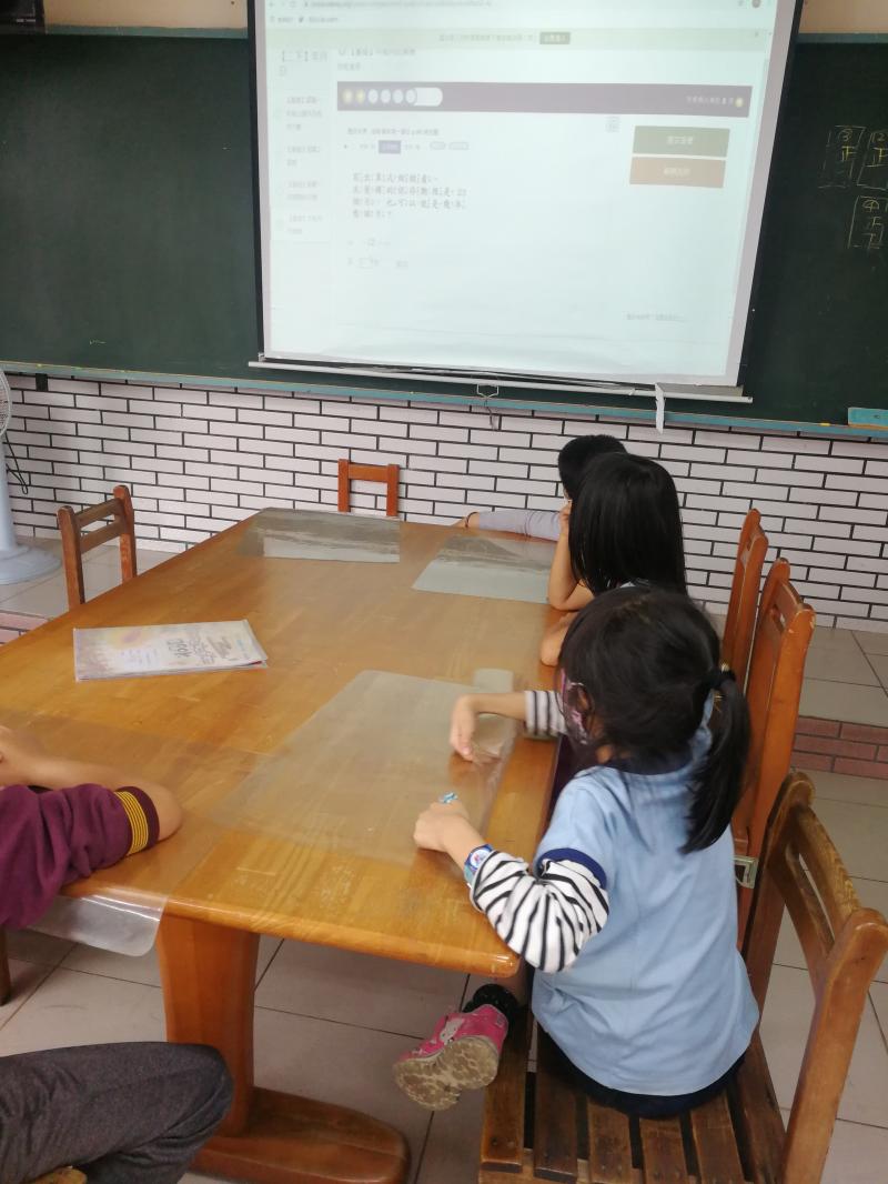 低年級的學童更需要由老師集體指導後再一一個別練習