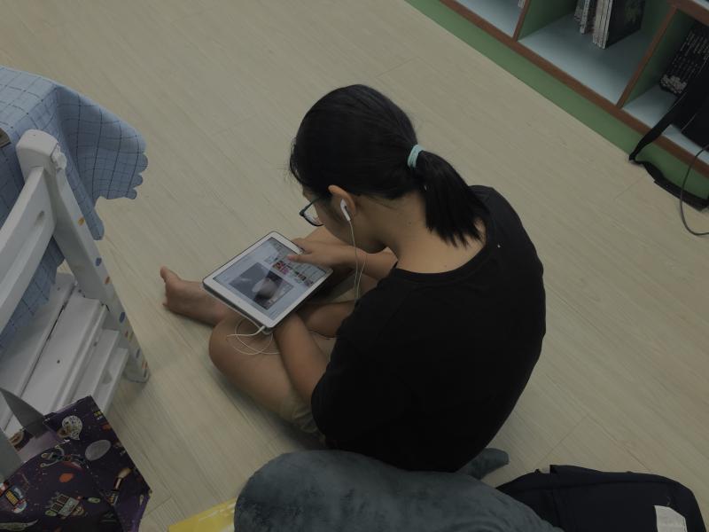 小朋友們使用平板中
