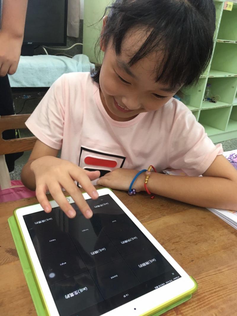 這位學生, 背完上學年的單字後, 便自己上去試玩自己單字庫的功能!