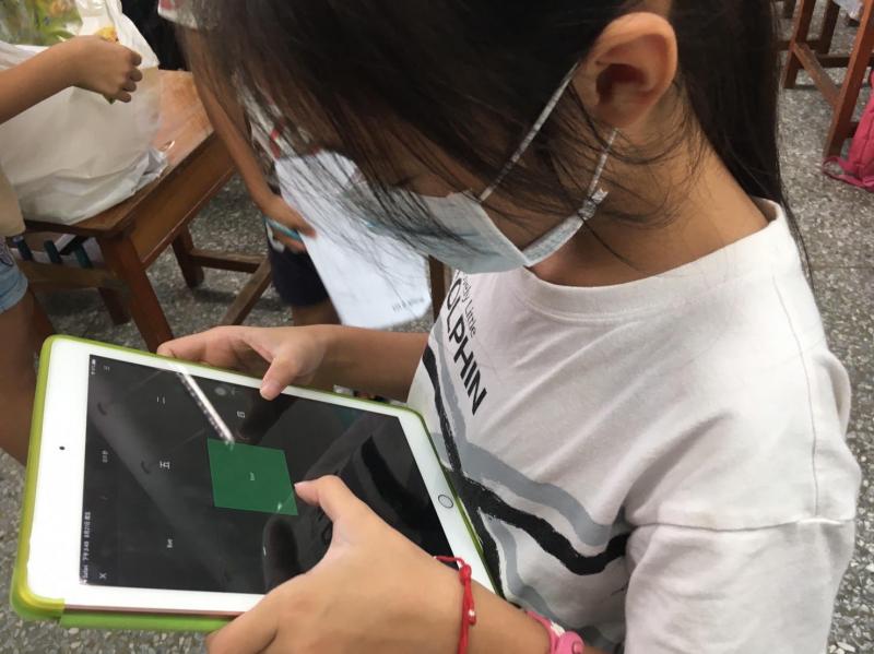 這位學生跟同學PK, 在最短時間內, 看誰可以把單字跟英文配對完畢!