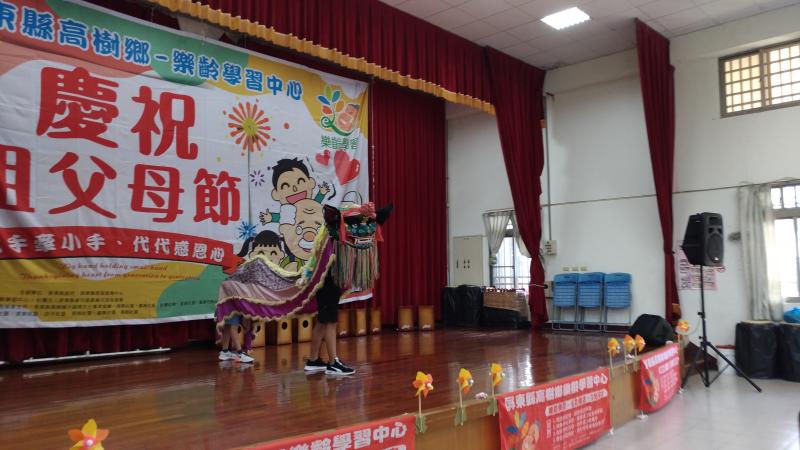 帶領舊寮國小畢業生舞獅的表演