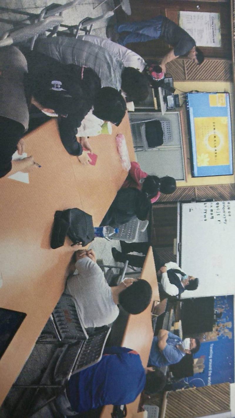 學員們認真聽講、抄寫筆記。