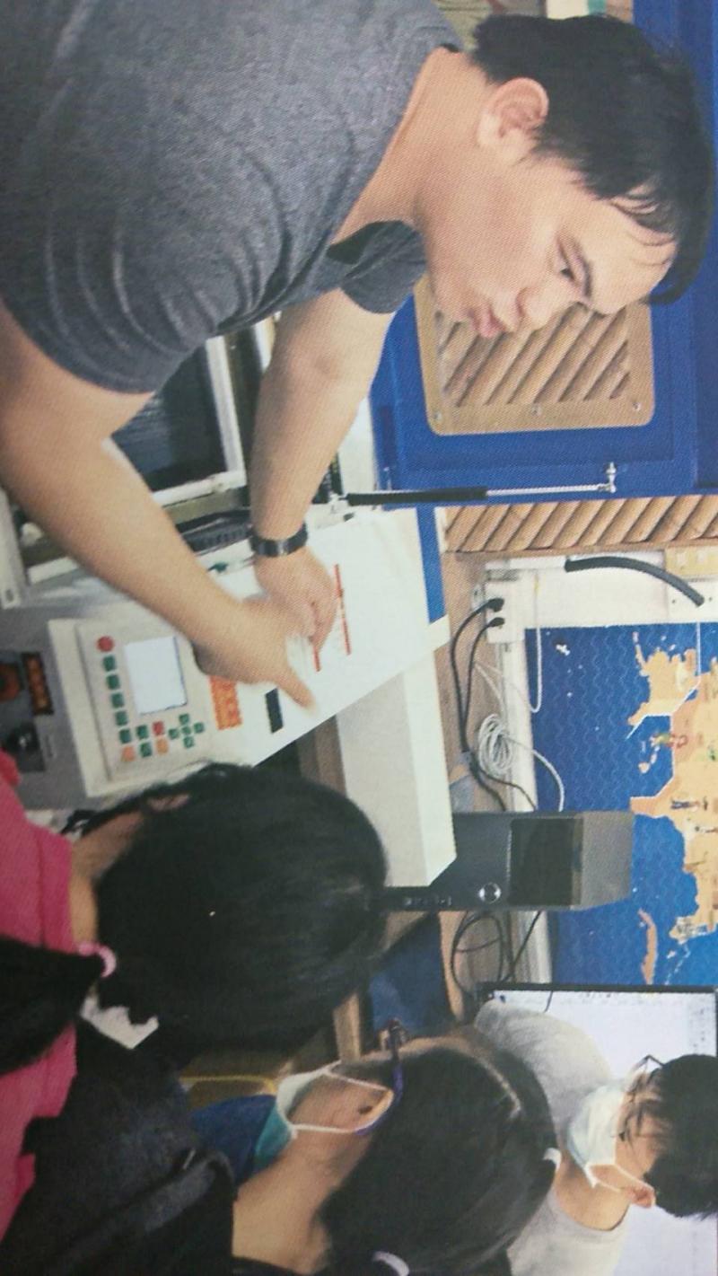 田老師講解如何操作雷射雕刻機。