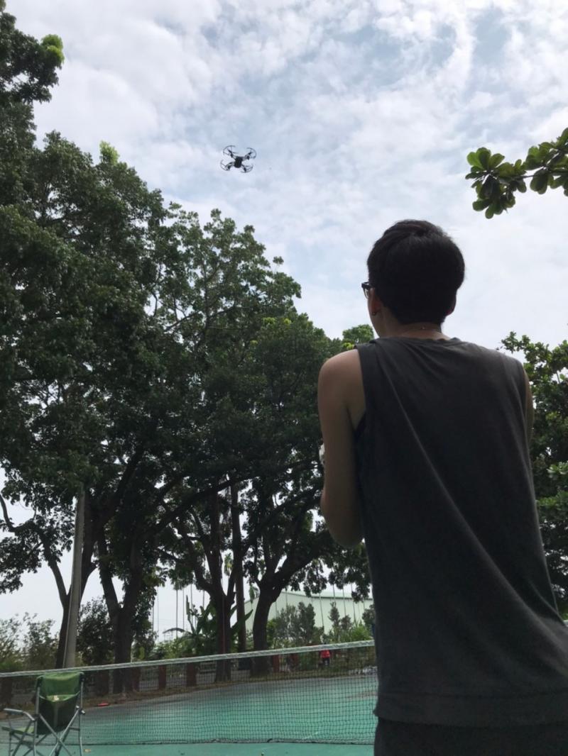 曉諭姊姊好高興，因為她的空拍機成功飛起來了。