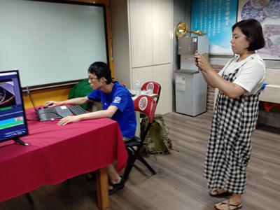 專人協助民眾體驗或應用新興科技