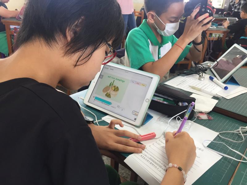 因應疫情需求，學生學習運用平板遠端自學。