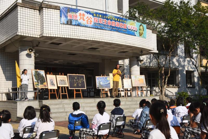 美術老師講解梵谷的故事，導入作品賞析