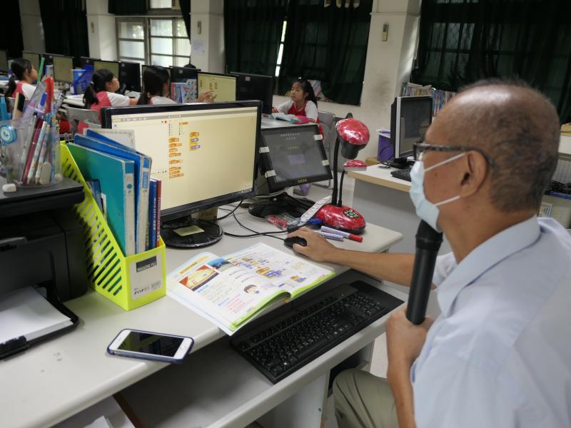 教師指導學生透過電腦學習因材網的授課內容，持續學習