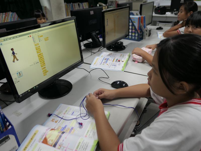 學生透過電腦學習因材網的授課內容，持續學習