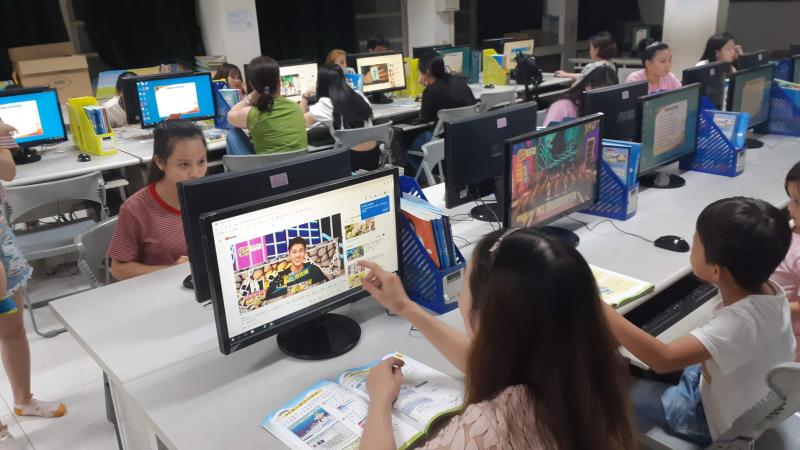 新住民透過網站資源學習各方面知識，提升自信心，也學會如何指導孩子課業。