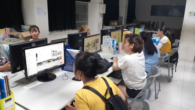 新住民透過網站資源學習各方面知識，提升自信心，也學會如何指導孩子課業。