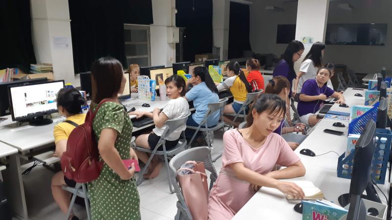 專業講師知道如何教導新住民透過網站資源學習各方面知識，新住民有認真學習，把握提問機會。