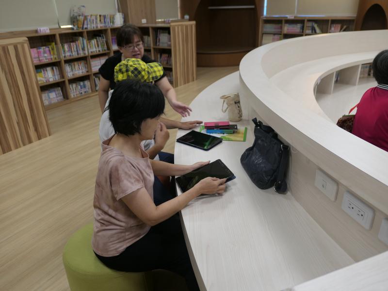 志工認真學習如何使用資訊設備，自主學習